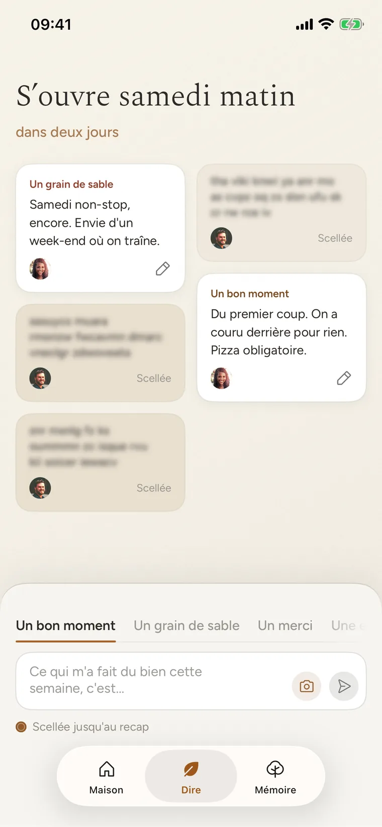 L'écran Dire de FamEase : « S'ouvre samedi matin », et dessous « dans deux jours » ; puis les notes de la semaine en deux colonnes, de la plus ancienne à la plus récente. Les vôtres sont sur des cartes blanches et en clair, chacune avec son registre, votre visage et un crayon pour la modifier : un grain de sable (« Samedi non-stop, encore. Envie d'un week-end où on traîne. »), en haut à gauche, et un bon moment (« Du premier coup. On a couru derrière pour rien. Pizza obligatoire. »), à droite. Autour d'elles, trois notes de Thomas, scellées : des cartes plus petites, en papier sable, avec trois lignes d'écriture floutée, son visage en bas à gauche et « Scellée » en bas à droite, une en haut à droite et deux l'une sous l'autre à gauche ; en bas, de quoi en écrire une autre : les onglets « Un bon moment », « Un grain de sable » et « Un merci », le champ « Ce qui m'a fait du bien cette semaine, c'est… » et la mention « Scellée jusqu'au recap ».