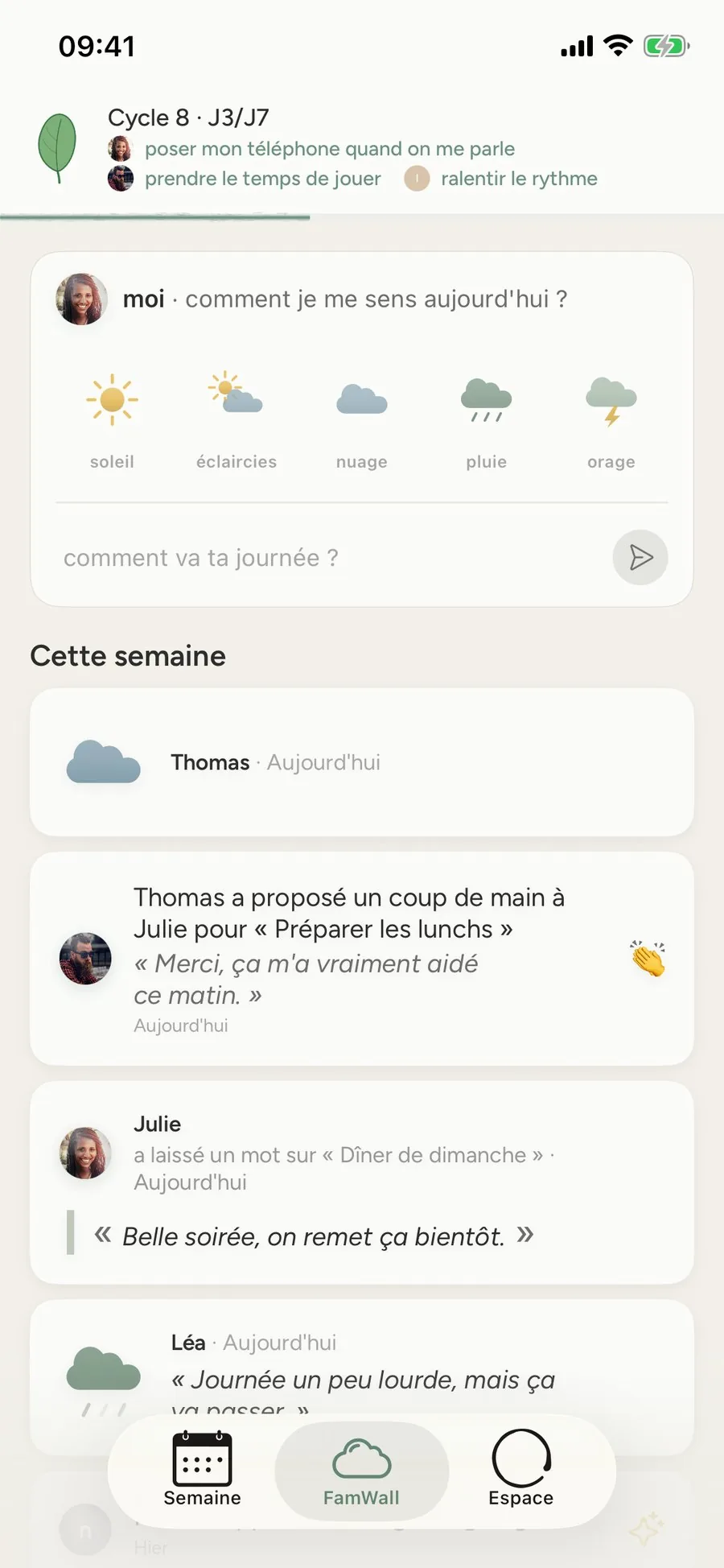 L'app FamEase ouverte sur le FamWall du foyer « La tribu » : comment va chacun cette semaine, en un coup d'œil.