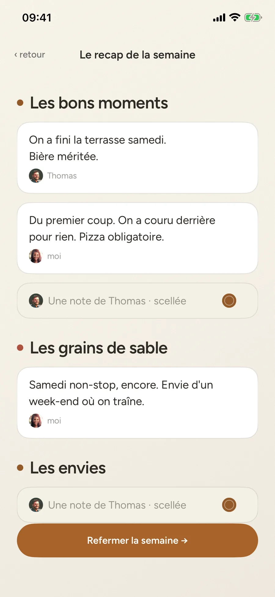 Le recap de la semaine, ouvert : sous « Les bons moments », la note de Thomas (« On a fini la terrasse samedi. Bière méritée. ») et la vôtre (« Du premier coup. On a couru derrière pour rien. Pizza obligatoire. »), chacune avec le visage de qui l'a écrite, puis une autre note de Thomas encore scellée ; sous « Les grains de sable », la vôtre (« Samedi non-stop, encore. Envie d'un week-end où on traîne. ») ; sous « Les envies », une note de Thomas encore scellée ; en bas, le bouton « Refermer la semaine ».