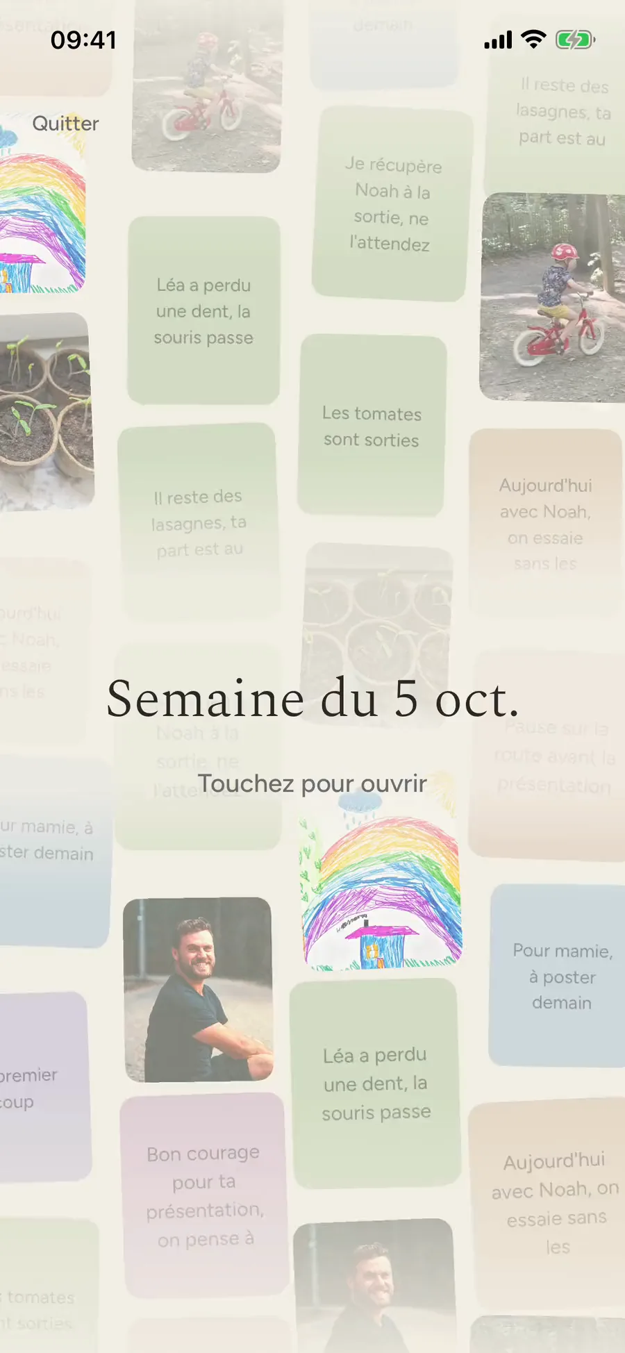 La couverture du recap : en fond, le tissu de la semaine, des cartes pâles posées en quinconce qui reprennent les mots et les photos de la semaine (les lasagnes gardées au chaud, les tomates sorties, la dent de Léa, le bon courage pour la présentation, « Pour mamie, à poster demain », Noah sur son vélo rouge, le dessin de Léa, les semis, Thomas sur sa route en forêt) ; au milieu, « Semaine du 5 oct. », et dessous, « Touchez pour ouvrir ».